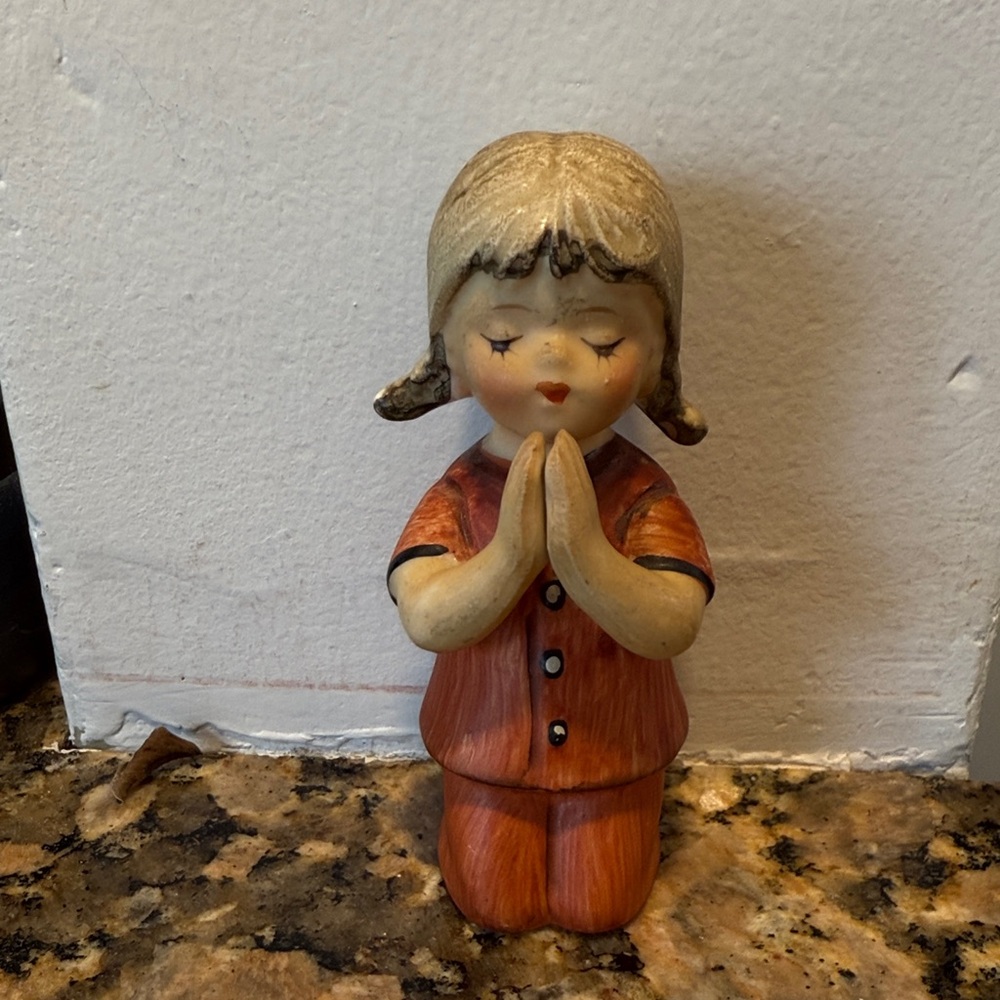 Vintage Praying Child Figurine – Hummel-Style Devotional Decor